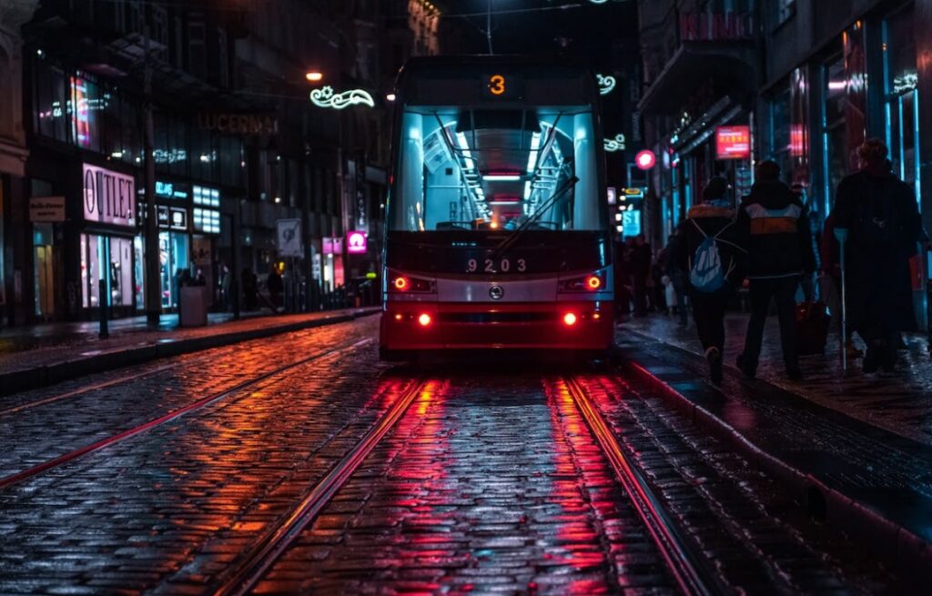 Wrocław: Kolizja nowego autobusu elektrycznego MPK i tramwaju na ulicy Kołłątaja