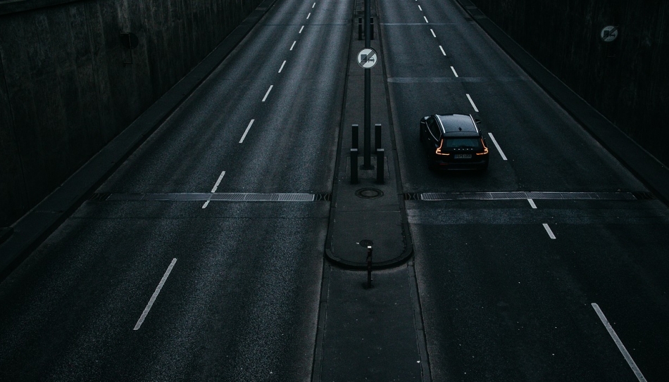 Sytuacja na autostradzie A4 utrudniona przez kolizje dwóch samochodów osobowych