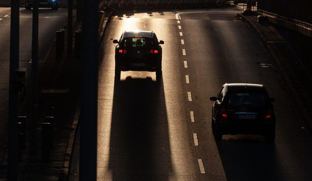 Awaria na autostradzie A4 po zderzeniu dwóch ciężarówek. Prawy pas nieczynny.