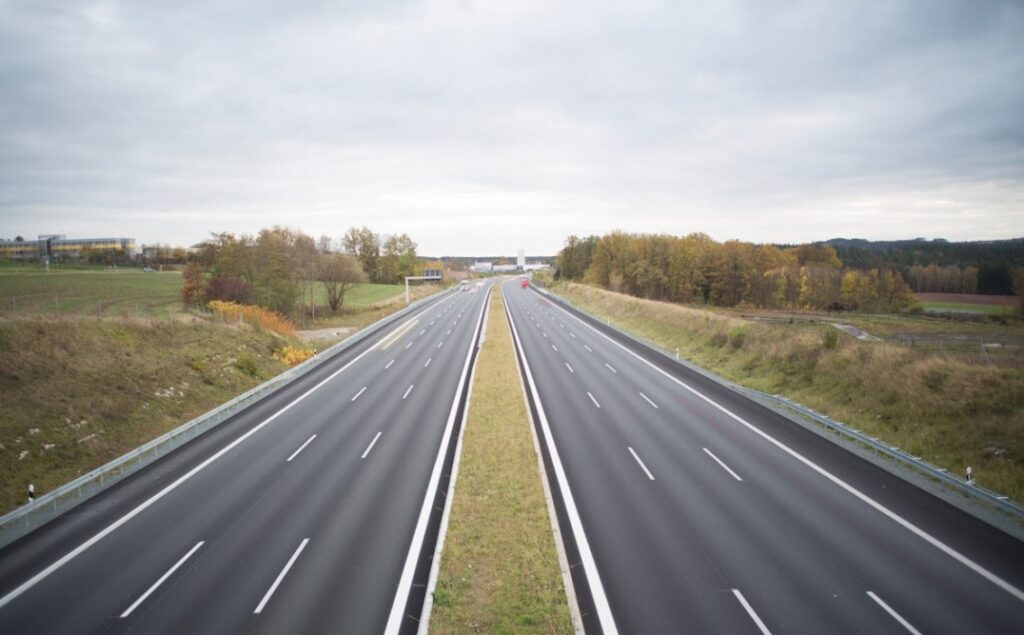 Dwóch obcokrajowców zatrzymanych za sfałszowanie euro po kolizji na autostradzie A1