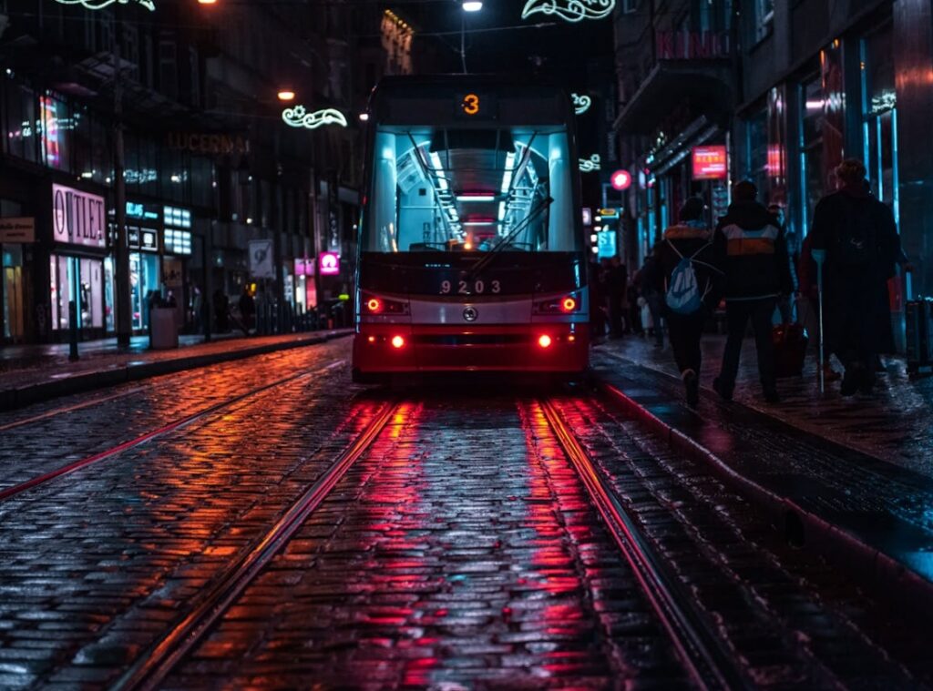 Ciężki wypadek na ulicach Wrocławia: Mężczyzna zderzył się z tramwajem linii 3