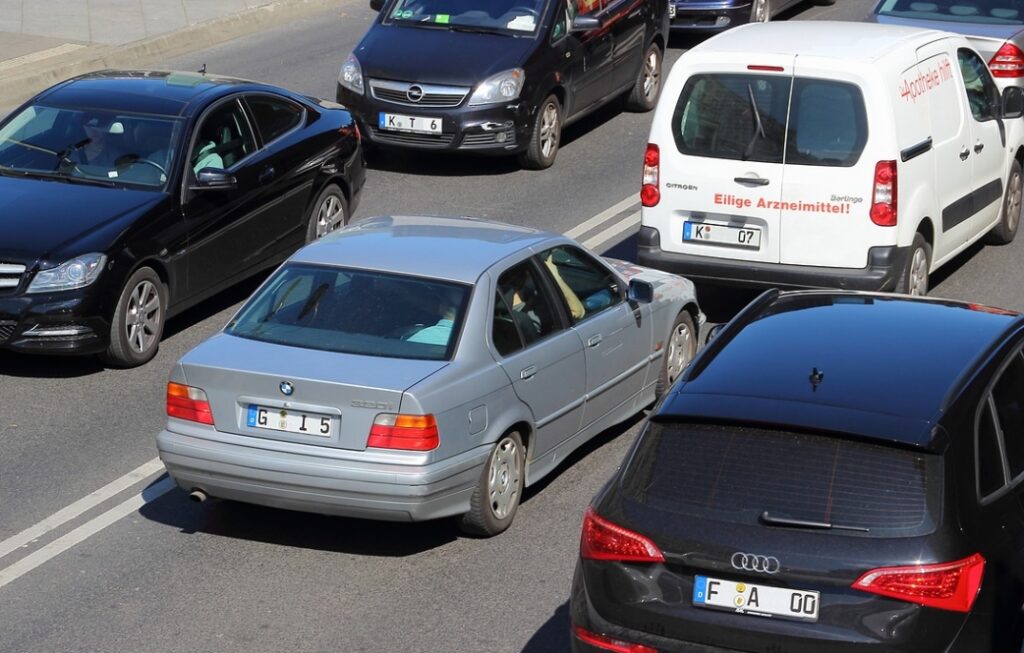 Tragiczna kolizja na autostradzie A4: Ciężarówka przewrócona, dwie osoby poszkodowane