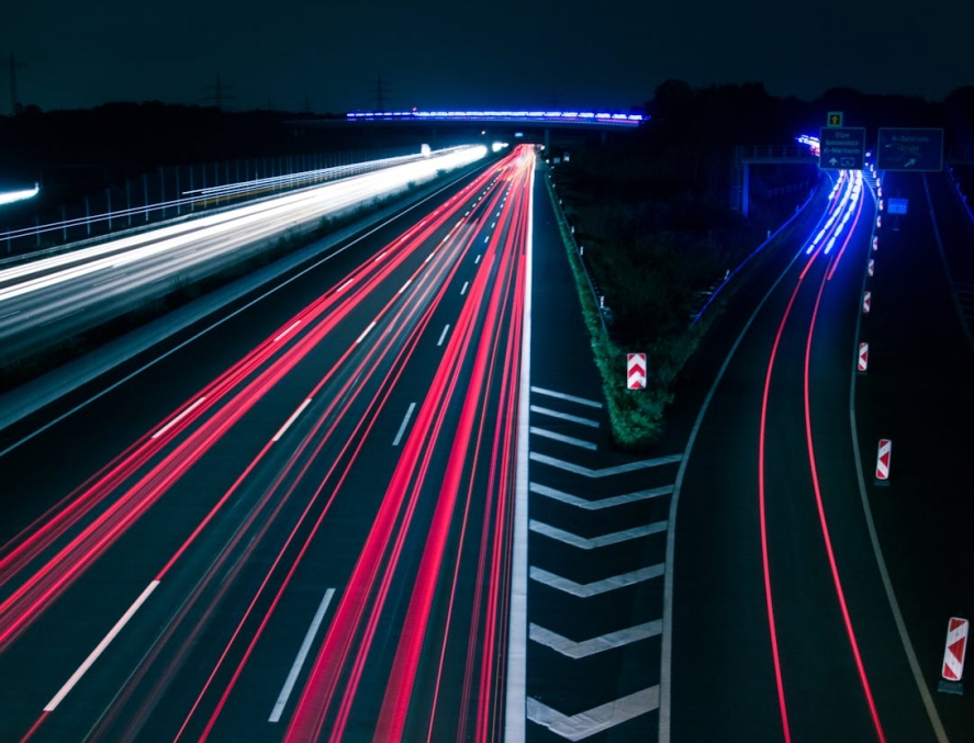 Policyjne BMW w kolizji podczas jazdy na sygnałach. Trzech poszkodowanych przetransportowano do szpitala. Szczegóły zdarzenia wciąż są wyjaśniane.