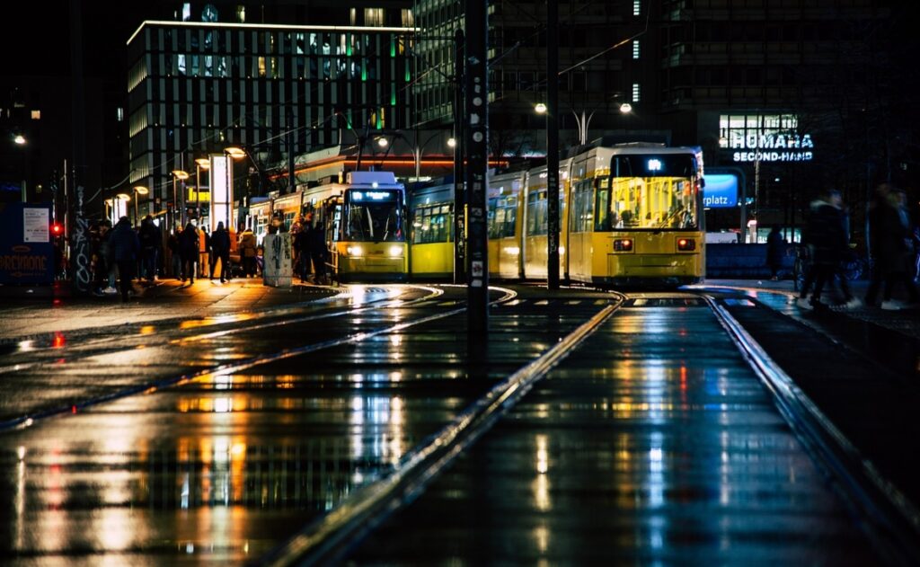 Kolizja samochodu z tramwajem na ulicy Piłsudskiego we Wrocławiu