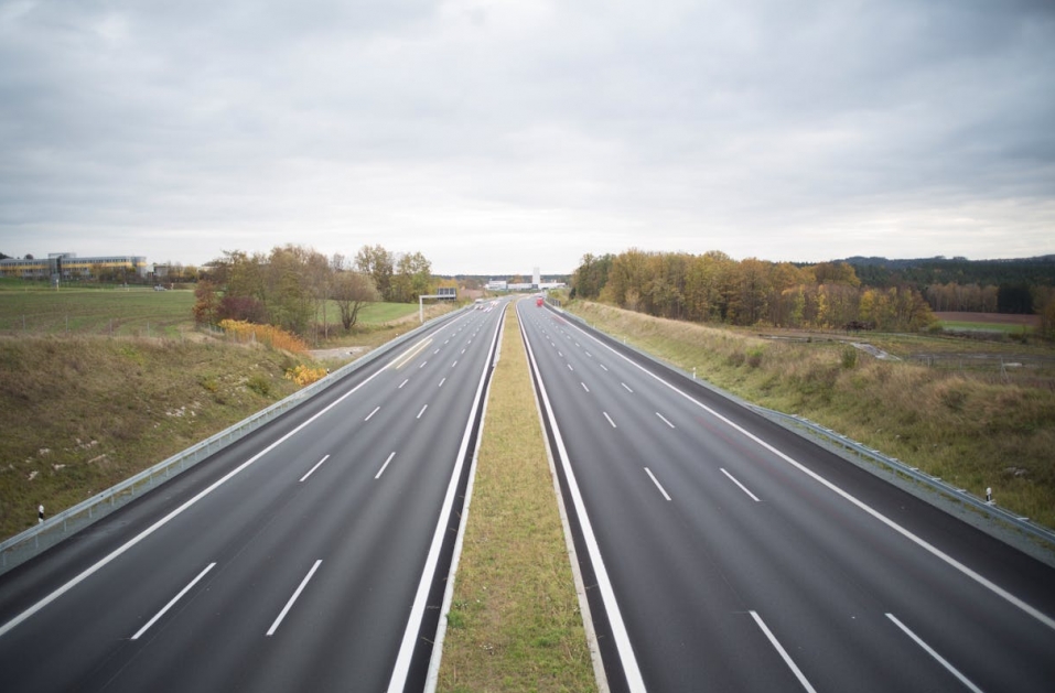 Kolizja ciężarówki z samochodem osobowym na autostradzie A4 niedaleko Wrocławia