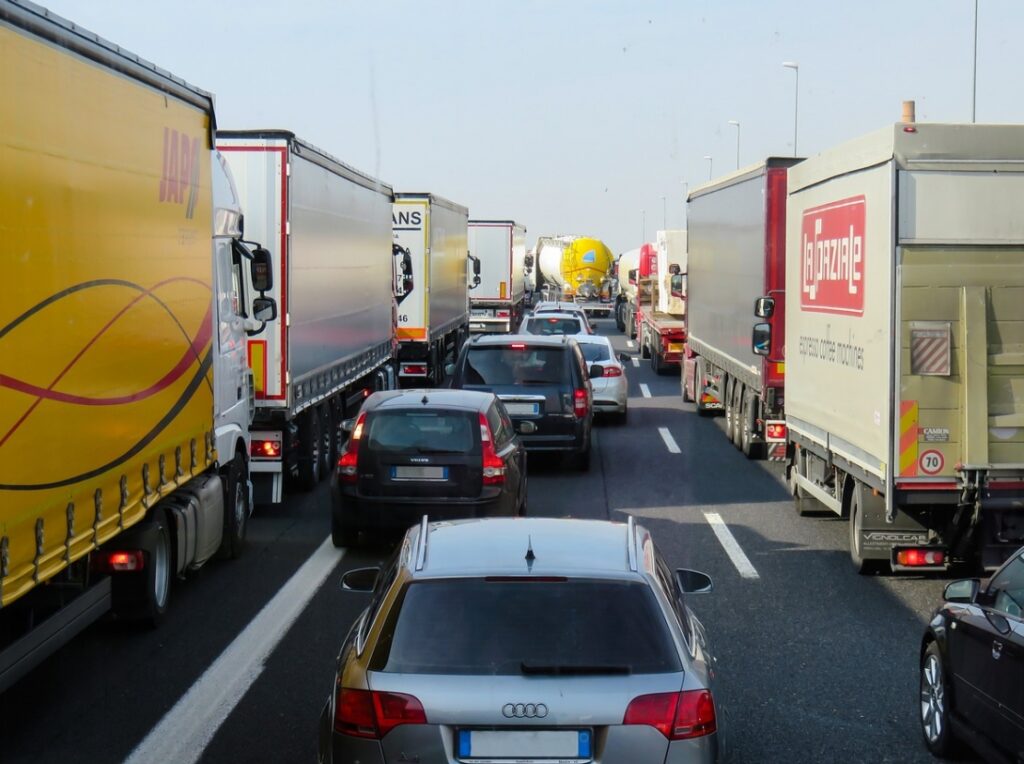 Próba driftu kończy się uderzeniem w słup sygnalizacji świetlnej: Kierowca BMW staje się obiektem drwin na kanale Stop Cham