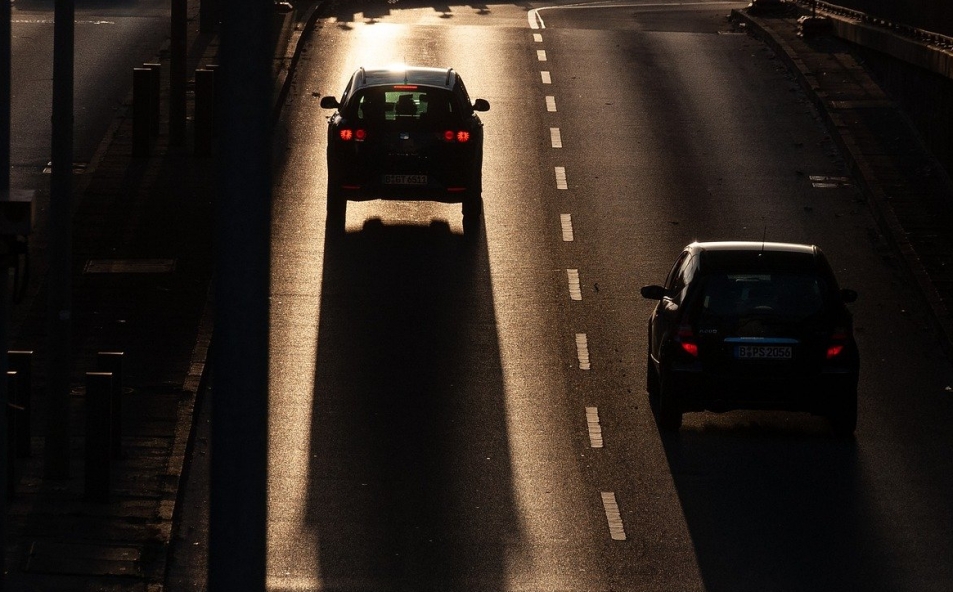 Trzy pojazdy zderzyły się na autostradzie A4 niedaleko granicy niemieckiej, powodując całkowite blokady drogowe