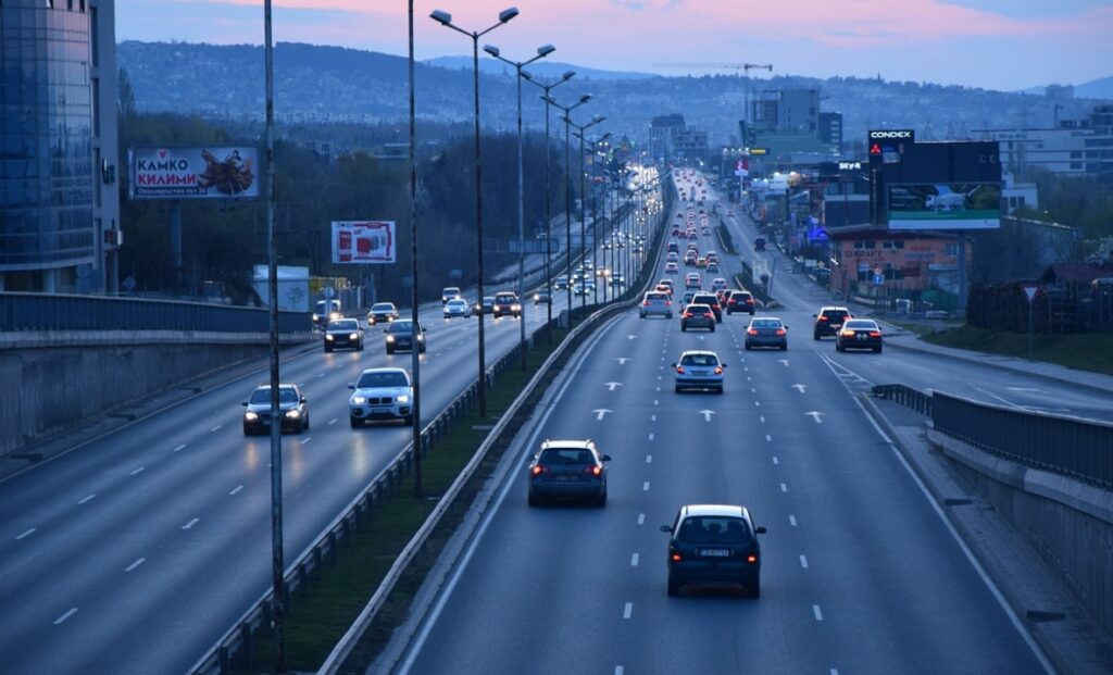 Wypadek samochodowy na skrzyżowaniu Żernickiej i Kołobrzeskiej we Wrocławiu – Toyota dachuje