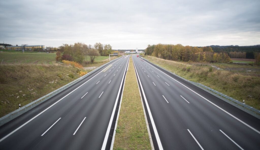 Młody mężczyzna wyłapany przez policję za niemądrą jazdę z prędkością 208 km/h na autostradzie A4