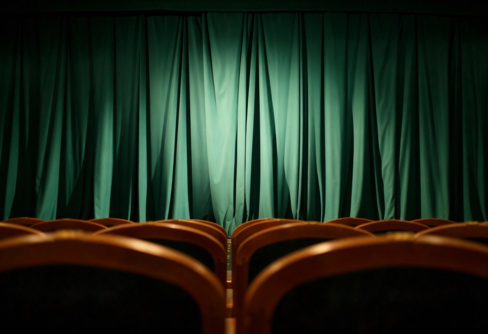 Peadar de Búrca łączy Orwella z Szekspirem w Katowicach: Niezwykły wieczór teatralny